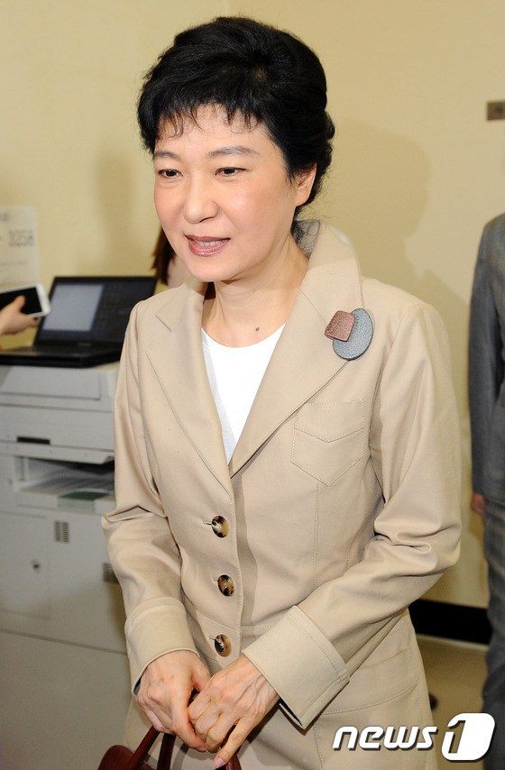 (서울=뉴스1) 이광호 기자 = 국회선진화법 처리를 놓고 여야 원내대표 회담이 진행되고 있는 가운데 새누리당 박근혜 비대위원장이 2일 오후 국회 비상대책위원장실에서 열린 비공개 비 …
