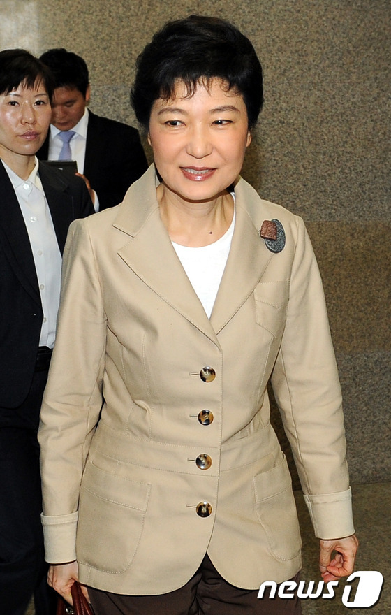 (서울=뉴스1) 이광호 기자 = 국회선진화법 처리를 놓고 여야 원내대표 회담이 진행되고 있는 가운데 새누리당 박근혜 비대위원장이 2일 오후 국회 비상대책위원장실에서 열린 비공개 비 …