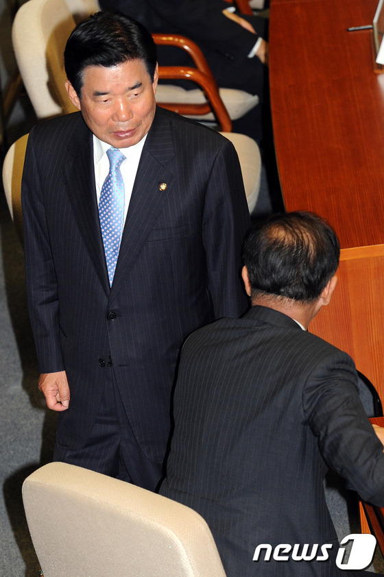(서울=뉴스1) 이광호 기자 = 새누리당 황우여 원내대표와 민주통합당 김진표 원내대표가 2일 오후 서울 여의도 국회의사당에서 열린 제307회 임시회 본회의에 참석해 대화나누고 있다 …