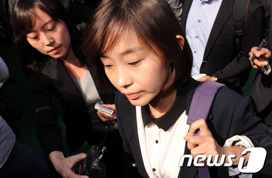 (서울=뉴스1) 양동욱 기자 = 검찰이 통합진보당 비례대표 부정경선 의혹을 조사하며 21일 서울 대방동 통합진보당사를 압수수색하고 있는 가운데 김재연 당선자가 당사로 들어서고 있다 …