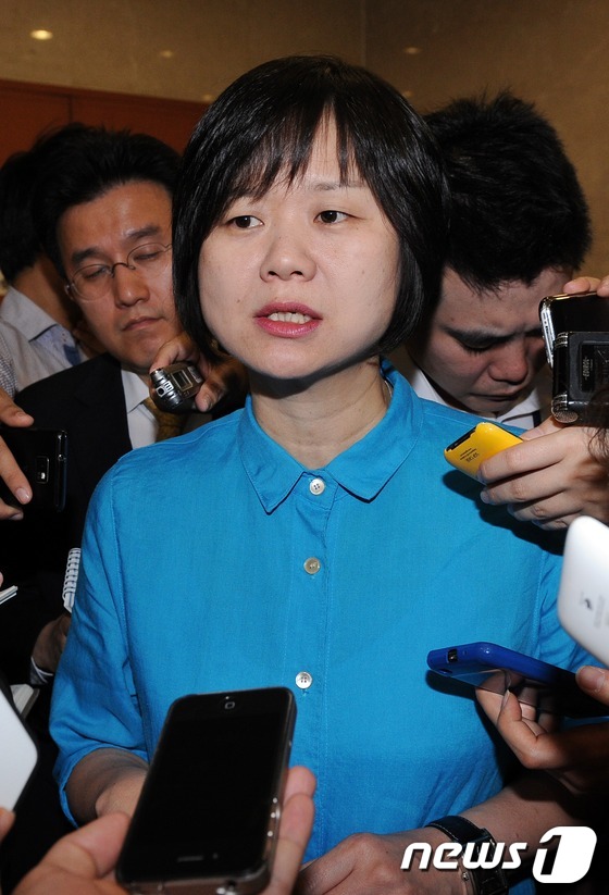 (서울=뉴스1) 이종덕 기자 = 통합진보당 혁신비대위 이정미대변인이 21일 서울 여의도 국회의사당 정론관에서 기자회견을 열고 검찰의 통합진보당사 압수수색과 관련한 입장을 밝히고 있 …