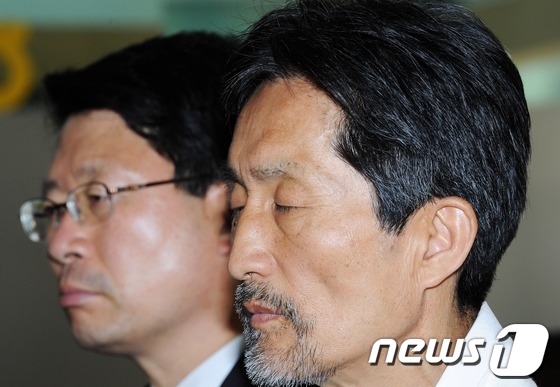 (과천=뉴스1) 오대일 기자 = 통합진보당 강기갑 혁신 비상대책위원장과 오병윤 당원 비대위원장이 22일 당사 전격 압수수색과 관련, 경기도 과천정부청사 법무부를 항의방문해 법무부장 …