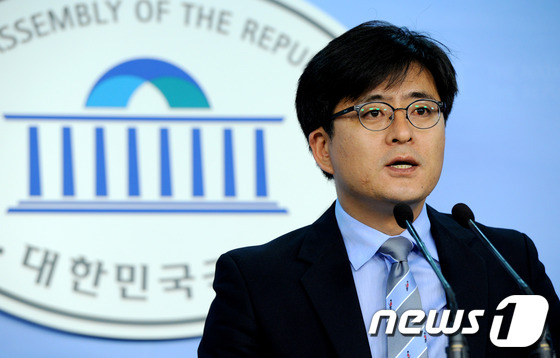 (서울=뉴스1) 박정호 기자 = 박원석 통합진보당 새로나기 특별위원회 위원장(비례대표 당선자)이 23일 오후 서울 여의도 국회 정론관에서 기자회견을 갖고 "누적된 근본적 문제들을 …