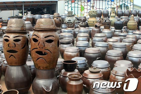 본문 이미지 - 울산옹기축제 행사장 입구에 전시돼 있는 다양한 옹기. © News1   변의현 
