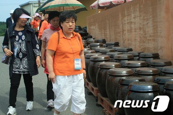본문 이미지 - 울산 옹기축제 개막을 하루 앞두고 행사장을 찾은 관람객들 © News1 변의현 기자