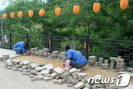 본문 이미지 - 울산옹기축제 개막이 하루 앞으로 다가왔음에도 불구하고 보도블록과 팬스 설치공사가 마무리되지 않고 있다. © News1 변의현 기자