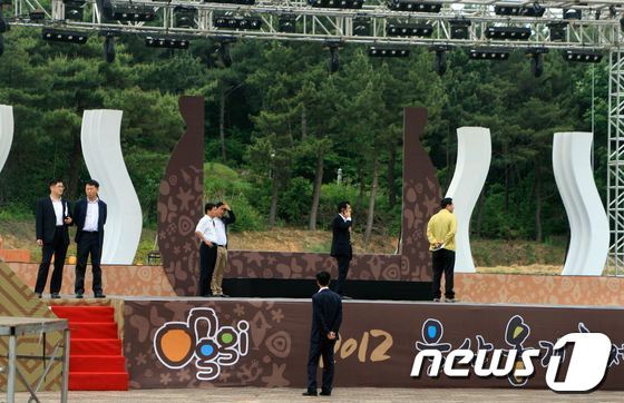 본문 이미지 - 울산옹기축제 개막을 앞두고 행사 관계자들이 메인 무대를 점검하고 있다 © News1 변의현 기자