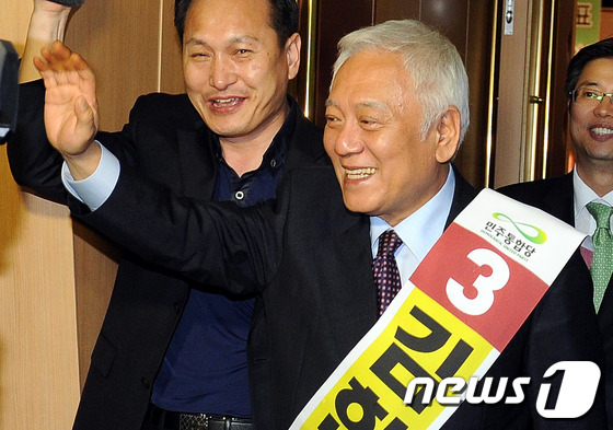 (대구=뉴스1) 이광호 기자 = 24일 오후 대구 엑스코에 열린 민주통합당 당대표 경선 대구,경북 지역 대의원 투표에서 280표로 1위를 차지한 김한길 후보가 손을 들어 인사하고 …