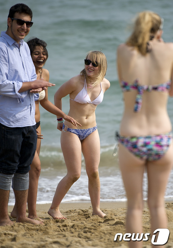 (부산=뉴스1) 이명근 기자 = 연일 더운날씨를 보이고 있는 25일 오후 부산 해운대 해수욕장에서 외국인관광객들이 물놀이를 즐기며 더위를 식히고 있다. 2012.5.25/뉴스1