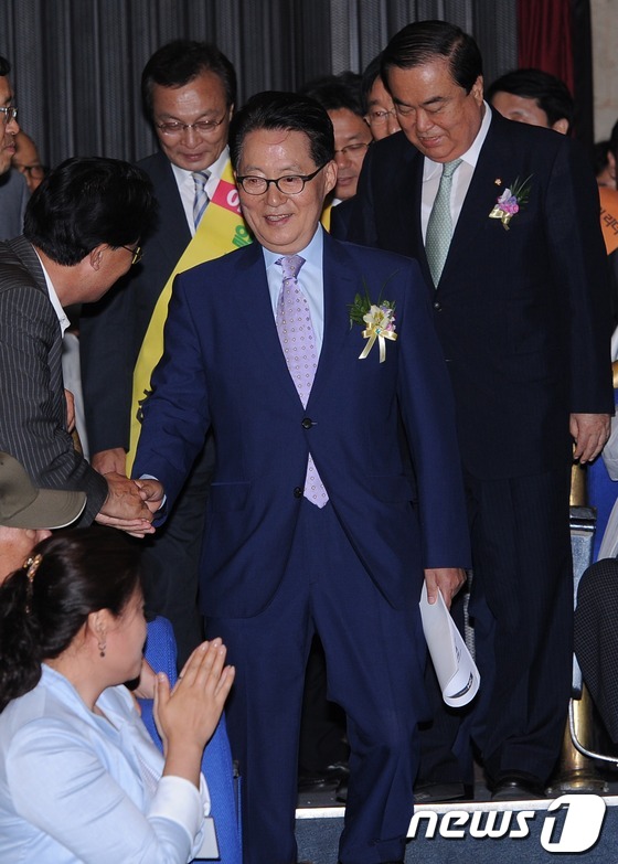 대전 선출대회 입장하는 박지원 비대위원장