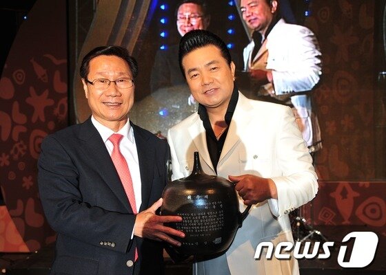 본문 이미지 - 2012 울산옹기축제 개막식이 25일 오후 열린 가운데 개막축하공연 과정에서 신장열 울주군수가 가수 하동진씨에게 울주군 홍보대사 위촉패를 전달하고 있다. (울산 울주군청 제공) © News1  