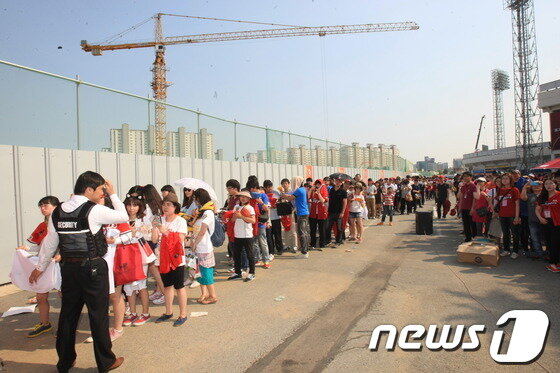 본문 이미지 - KIA타이거즈 이종범의 은퇴식이 열린 26일 광주 무등경기장에는 그를 만나려는 팬들로 넘쳐났다. 이종범에게 사인을 받기 위해 팬들이 줄지어 서 있다. © News1 김태성 기자 