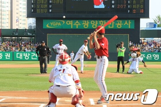 본문 이미지 - KIA타이거즈 이종범 선수가 26일 광주 무등경기장에서 열린 은퇴식에서 LG와의 경기에 앞서 시구를 하고 있다. 시타는 아들 이정후( 서울 휘문중 2년)군이 했다. © News1   김태성 기자