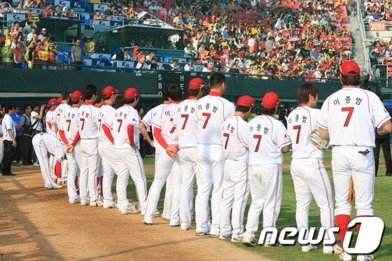 본문 이미지 - KIA타이거즈 선수들이 26일 이종범 선수의 등번호 7번과 이름이 적힌 유니폼을 입고 은퇴식을 기념하고 있다. © News1   김태성 기자