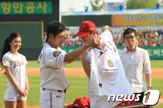 본문 이미지 - KIA타이거즈 이종범이 26일 광주 무등경기장에서 열린 자신의 은퇴식에서 팬들에게 머리를 숙여 인사하고 있다. © News1   김태성 기자