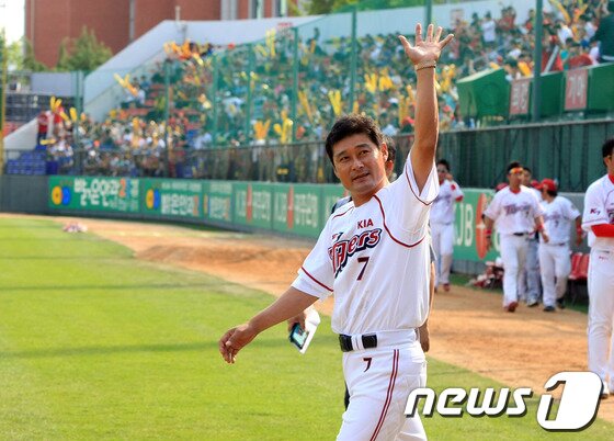 본문 이미지 - KIA타이거즈 이종범이 26일 광주 무등경기장에서 열린 은퇴식에서 후배 선수에게 자신의 등번호 7번과 이름이 적힌 유니폼을 입혀주고 있다.© News1   김태성 기자