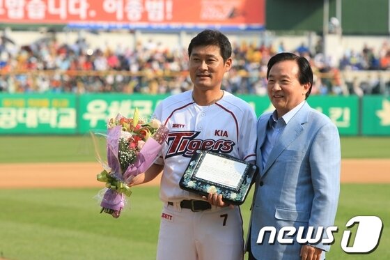 본문 이미지 - KIA타이거즈 선수들이 26일 은퇴식을 갖은 이종범을 기념하기 위해 이종범의 등번호 7번과 이름이 적힌 유니폼을 입고 LG와의 경기에 출전했다. © News1   김태성 기자