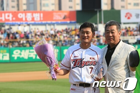 본문 이미지 - KIA타이거즈 이종범이 은퇴식 행사에 참석하기 위해 그라운드에 입장하며 팬들에게 손을 흔들고 있다. © News1   김태성 기자