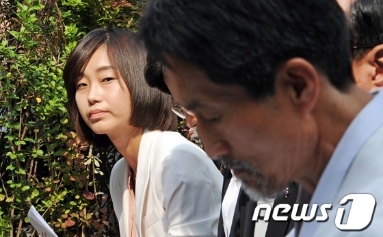 (서울=뉴스1) 허경 기자 = 사퇴 압박을 받고 있는 김재연 통합진보당 당선인이 26일 오후 서울 서초동 대검찰청 앞에서 열린 검찰공안탄압 통합진보당 사수 결의대회에 참석해 강기갑 …