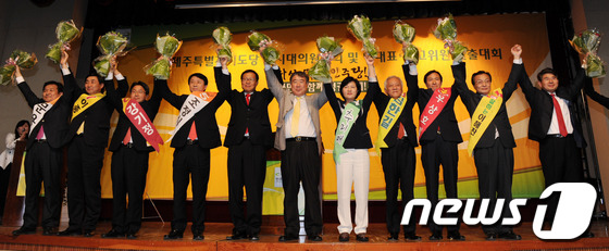 (제주=뉴스1) 박세연 기자 = 27일 제주시 중소기업지원센터에서 열린 민주통합당 제주특별자치도당 임시대의원대회 및 당대표-최고위원 선출대회를 마친 후 문용식(왼쪽부터), 이종걸, …