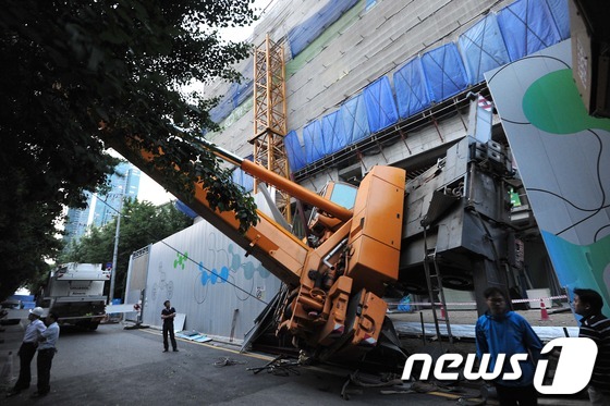 (서울=뉴스1) 한재호 기자 = 27일 오후 3시 40분 경 성동구 성수동1가 아파트형 공장 공사현장에서 100톤 크레인이 타워크레인 철거작업 중 지반 침하로 넘어져 길 건너편의 …