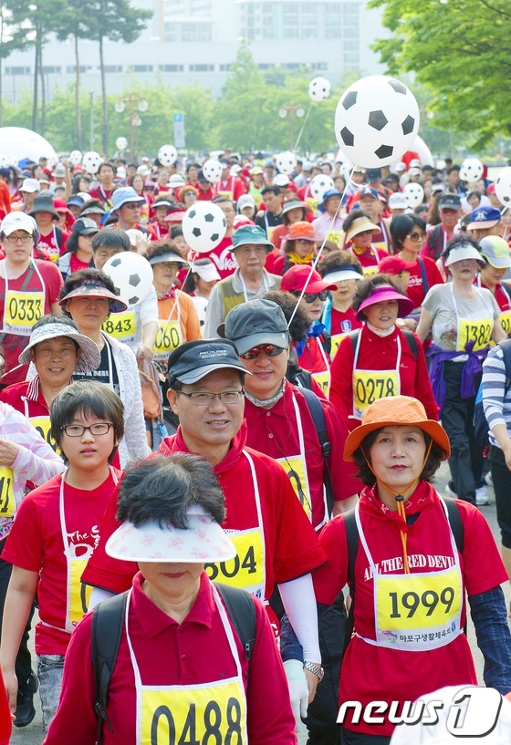 (서울=뉴스1) 박지혜 기자 = 28일 오전 서울 마포구 상암동 월드컵공원 평화의광장에서 열린 '2002월드컵 10주년 기념 건강걷기대회'에서 참가자들이 붉은 티셔츠를 입고 힘찬 …