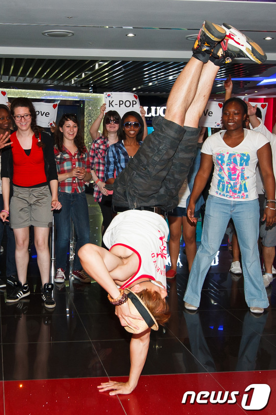 (서울=뉴스1) 유승관 기자 = 프랑스 최대 한류 팬클럽 '코리안커넥션'회원들이 28일 오전 서울 잠실 롯데면세점 월드점 스타에비뉴에서 아이돌그룹 슈퍼주니어의 음악에 맞춰 안무를 …