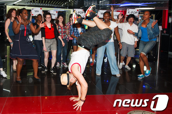 (서울=뉴스1) 유승관 기자 = 프랑스 최대 한류 팬클럽 '코리안커넥션'회원들이 28일 오전 서울 잠실 롯데면세점 월드점 스타에비뉴에서 아이돌그룹 슈퍼주니어의 음악에 맞춰 안무를 …