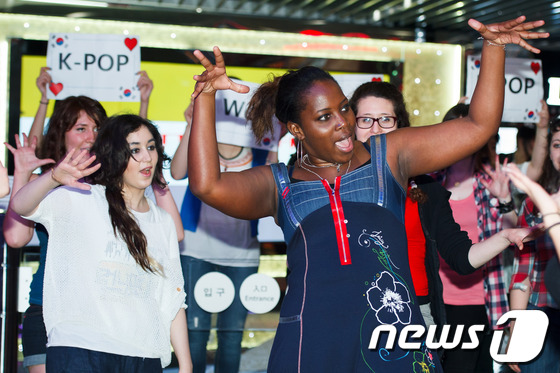 (서울=뉴스1) 유승관 기자 = 프랑스 최대 한류 팬클럽 '코리안커넥션'회원들이 28일 오전 서울 잠실 롯데면세점 월드점 스타에비뉴에서 아이돌그룹 슈퍼주니어의 음악에 맞춰 안무를 …