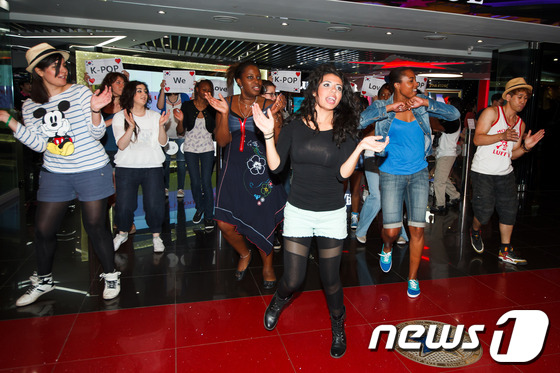 (서울=뉴스1) 유승관 기자 = 프랑스 최대 한류 팬클럽 '코리안커넥션'회원들이 28일 오전 서울 잠실 롯데면세점 월드점 스타에비뉴에서 아이돌그룹 슈퍼주니어의 음악에 맞춰 안무를 …