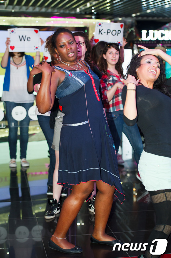 (서울=뉴스1) 유승관 기자 = 프랑스 최대 한류 팬클럽 '코리안커넥션'회원들이 28일 오전 서울 잠실 롯데면세점 월드점 스타에비뉴에서 아이돌그룹 슈퍼주니어의 음악에 맞춰 안무를 …