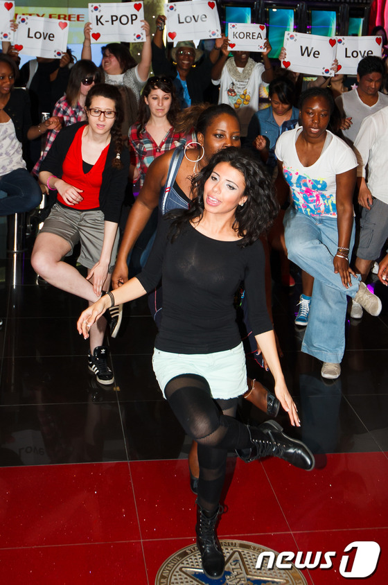 (서울=뉴스1) 유승관 기자 = 프랑스 최대 한류 팬클럽 '코리안커넥션'회원들이 28일 오전 서울 잠실 롯데면세점 월드점 스타에비뉴에서 아이돌그룹 슈퍼주니어의 음악에 맞춰 안무를 …