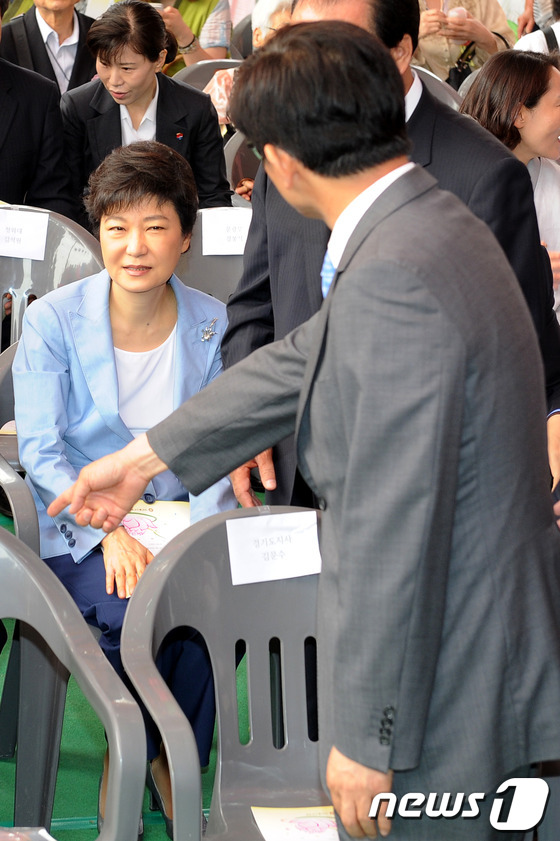 (서울=뉴스1) 이광호 기자 = 28일 오전 서울 종로구 견지동 조계사에서 '불기2556년 부처님 오신날 봉축법요식'이 열렸다. 새누리당 박근혜 전 비대위원장이 앞쪽에 마련된 자리 …