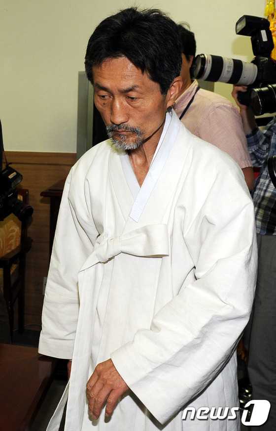 (서울=뉴스1) 이광호 기자 = 통합진보당 강기갑 혁신비대위원장이 28일 오후 국회 의원회관에서 열린 혁신비상대책위원회의에 참석하고 있다.2012.5.28/뉴스1
