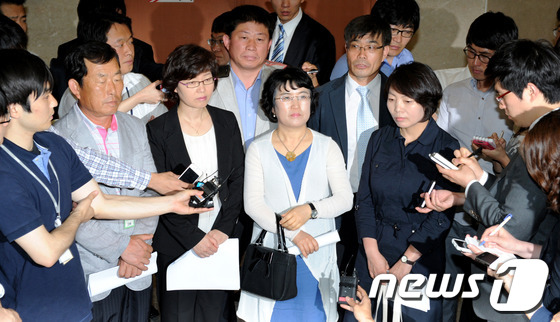 (서울=뉴스1) 박정호 기자 = 통합진보당 비례대표 후보 사퇴자들이 29일 오전 서울 여의도 국회 정론관에서 기자회견을 마친 뒤 밖으로 나와 취재진의 질문에 답하고 있다. 사퇴자들 …