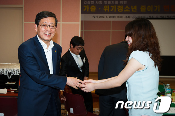 (서울=뉴스1) 유승관 기자 = 김황식 국무총리가 29일 오후 서울 서초구 방배동 서초청소년상담지원센터에서 열린 '건강한 사회 만들기를 위한 가출·위기 청소년 줄이기 현장보고회'에 …