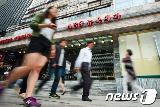 (서울=뉴스1) 유승관 기자 = 서울 강남역 상권의 명소 뉴욕제과가 38년만에 문을 닫는다. 뉴욕제과의 운영사이자 건물소유주인 ABC상사는 강남점을 이달 말까지만 운영하고 폐점할 …