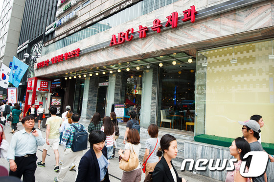 (서울=뉴스1) 유승관 기자 = 서울 강남역 상권의 명소 뉴욕제과가 38년만에 문을 닫는다. 뉴욕제과의 운영사이자 건물소유주인 ABC상사는 강남점을 이달 말까지만 운영하고 폐점할 …