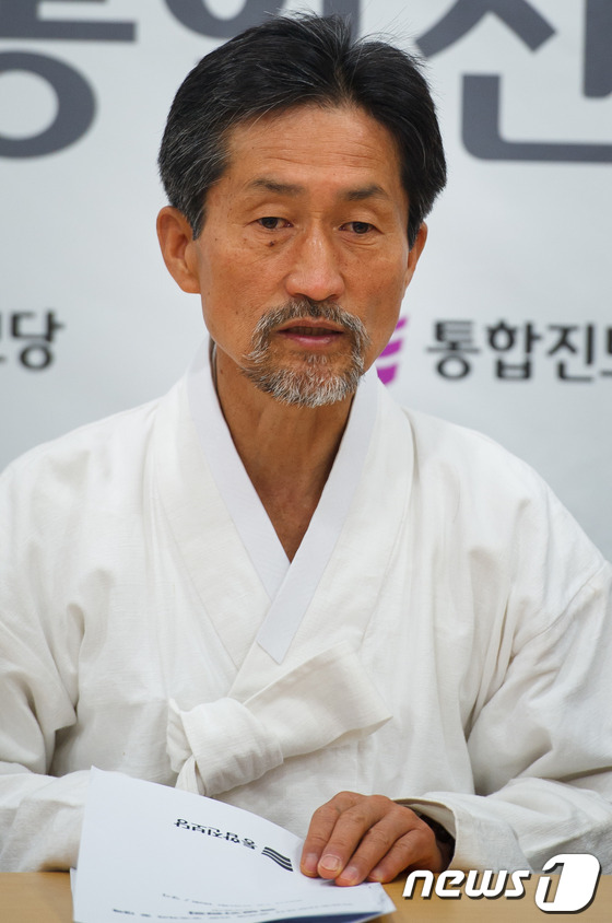 (서울=뉴스1) 유승관 기자 = 강기갑 통합진보당 혁신비대위원장이 29일 오후 서울 동작구 대방동 통합진보당사에서 열린 비례대표 부정선거 진상조사 특별위원회 회의에서 모두발언을 하 …