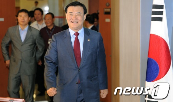 (서울=뉴스1) 이종덕 기자 = 새누리당 강창희 의원이 30일 서울 여의도 국회의사당 정론관에서 '19대 국회의장 출마' 기자회견을 하기위해 회견장에 들어서고 있다. 2012.5. …