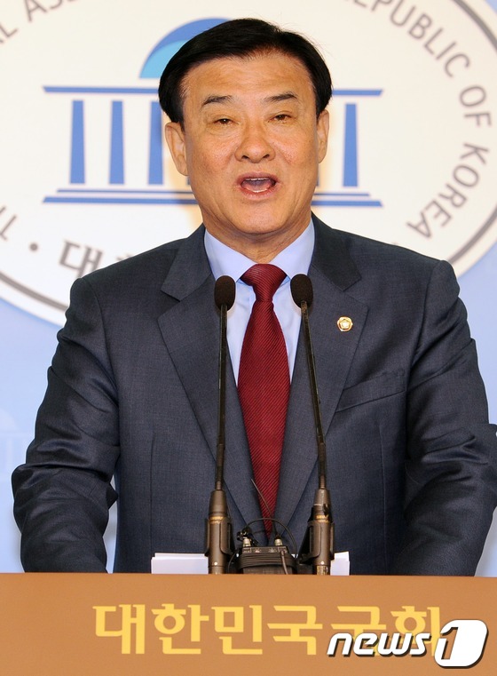 (서울=뉴스1) 이종덕 기자 = 새누리당 강창희 의원이 30일 서울 여의도 국회의사당 정론관에서 '19대 국회의장 출마' 기자회견을 하고 있다. 2012.5.30/뉴스1