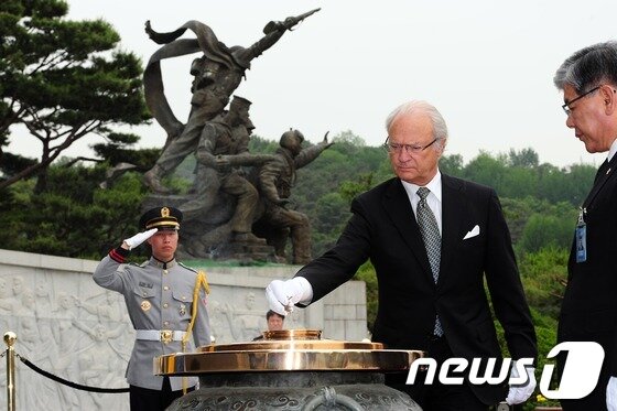 본문 이미지 - 스웨덴 국가원수로는 최초로 국빈 방한중인 칼 구스타프 16세 스웨덴 국왕이 30일 오전 서울 동작동 국립현충원을 찾아 분향하고 있다. 스웨덴은 6.25 전쟁 당시 UN군에 참여해 야전 병원단을 파견했다. 2012.5.30/뉴스1 © News1   한재호 기자