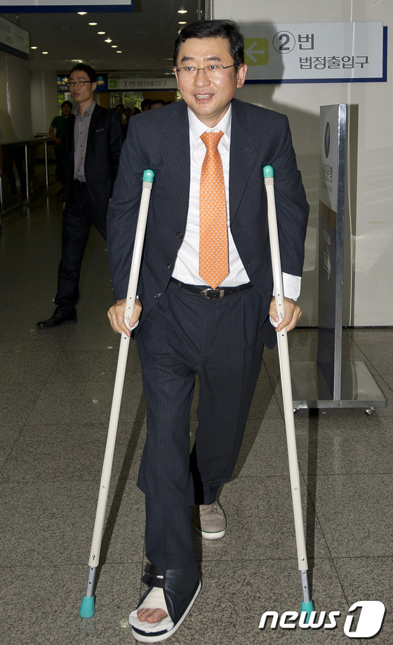 (서울=뉴스1) 이명근 기자 = 삼성가(家) 상속분쟁이 확산되고 있는 가운데 30일 오후 서울 서초 서울중앙법원에서 이맹희측 소송 대리인 차동언 변호사가 첫 변론을 마치 뒤 법정을 …