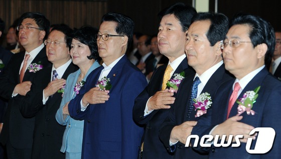 (서울=뉴스1) 이종덕 기자 = 31일 서울 여의도 63빌딩에서 열린 한국외식업중앙회 2012 정기총회에서 참석자들이 국민의례를 하고 있다. 임채민 보건복지부 장관(왼쪽부터), 남 …