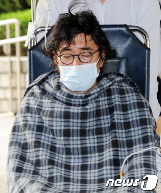(서울=뉴스1) 허경 기자 = 불법 비자금를 횡령ㆍ배임한 혐의로 1심에서 실형을 선고받은 태광그룹 이호진 전 회장이 31일 오후 항소심 공판에 출석하기 위해 서울 서초동 서울고등법 …
