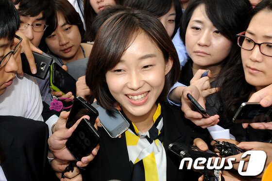 본문 이미지 - 통합진보당 김재연 의원이 31일 서울 여의도 국회 정론관에서 조윤숙 비례대표 후보에 대한 당기위 제소 철회 촉구 기자회견을 마친뒤 취재진의 질문을 받으며 국회를 나서고 있다.2012.5.31/뉴스1 © News1 이광호 기자