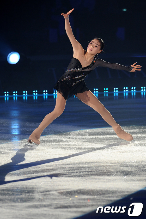 (서울=뉴스1) 박세연 기자 = 4일 오후 서울 송파구 올림픽공원 체조경기장에서 열린 '김연아 아이스쇼-E1 올댓스케이트 스프링 2012'에서 김해진 선수가 멋진 연기를 펼치고 있 …
