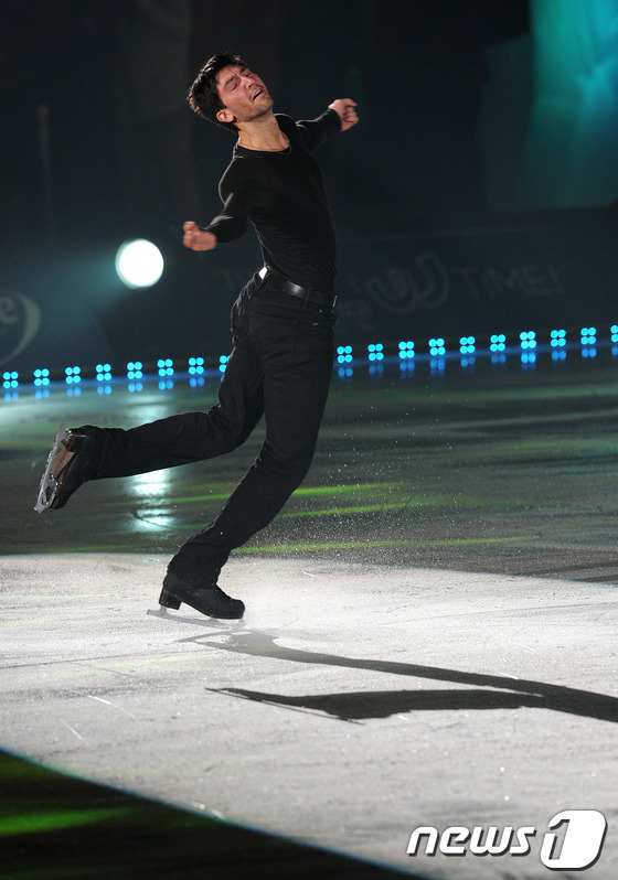 (서울=뉴스1) 박세연 기자 = 4일 오후 서울 송파구 올림픽공원 체조경기장에서 열린 '김연아 아이스쇼-E1 올댓스케이트 스프링 2012'에서 에반 라이사첵 선수가 멋진 연기를 펼 …