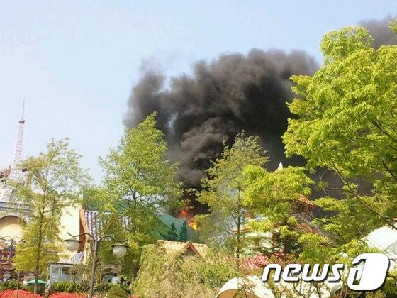 (서울=뉴스1) 권은영 기자 = 6일 오후 2시30분께 경기 용인 에버랜드 놀이시설 지구마을에서 화재가 발생해 검은연기가 치솟고 있다. 에버랜드 관계자는 "화재는 20분만에 진화됐 …