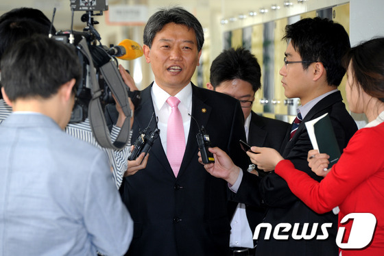 (서울=뉴스1) 박정호 기자 = 통합진보당 비례대표 부정선거 의혹을 둘러싸고 당내 내홍이 격화되고 있는 가운데 7일 오후 서울 영등포 대방동 당사에서 열린 대표단-당선자 간담회를 …